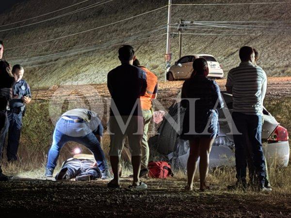 Conductor pierde el control y termina destrozando su vehículo en Teófilo Borunda