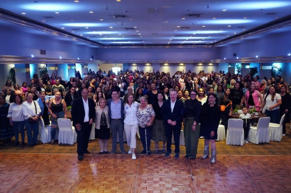 Celebra Rafael Loera a 400 jefas de familia por el Día de las Madres en Chihuahua