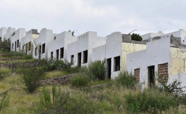 PCE afirma que mantiene propiedad legal de viviendas en Parral y llama a respetar procesos