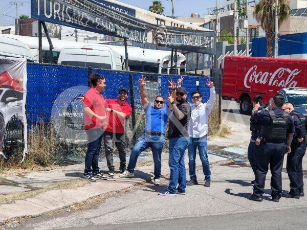 Controlan incendio junto a lote de autos en Ortiz Mena; evitan daños a camionetas de transporte