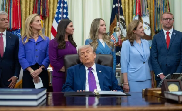 Trump busca suspender el impuesto federal a la gasolina tras crisis por guerra en Irán