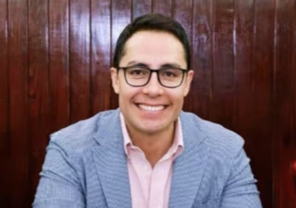 Alcalde de Pachuca amenaza con despedir a empleados que no den ‘like’ a sus redes
