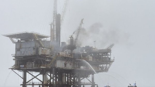 Explosión en plataforma petrolera en costa de California desata incendio; reportan dos heridos