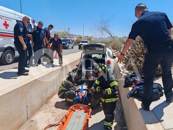 Cae camioneta a arroyo de desagüe en Vendanova; conductor resulta herido