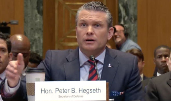 “Intervengan contra los cárteles para que nosotros no tengamos que hacerlo”, advierte Pete Hegseth