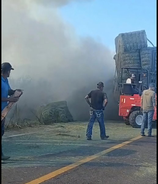Arde camión cargado con pacas de alfalfa en la carretera corta a Parral