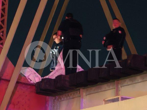 Aseguran narcomanta en el Puente Negro; vecinos afirman que permaneció varias horas colgada