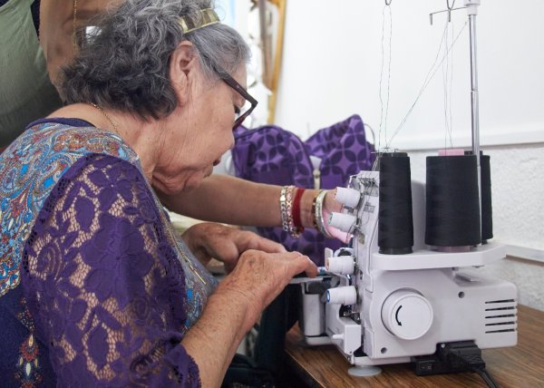 Imparten taller de corte y confección a mujeres del centro comunitario Nombre de Dios