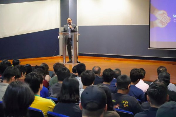 Más importante que el cargo que algún día ocupen será la persona en la que se conviertan: Santiago De la Peña a estudiantes de Ingeniería  de la UACH