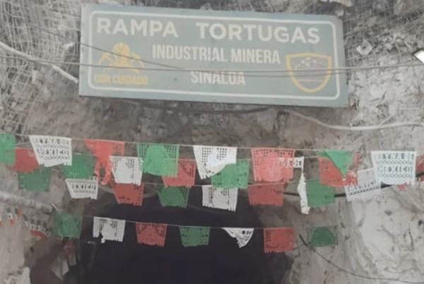 Trabajadores de mina que se derrumbó en Sinaloa denuncian que empresa inició recorte de personal y les pide firmar renuncia voluntaria