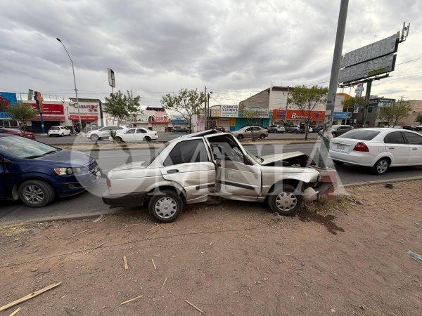 Tsuru choca contra dos postes y termina destrozado