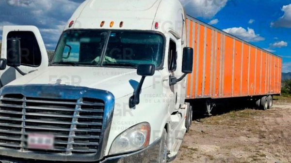 Condenan a casi 13 años de prisión a hombre por transportar a 98 migrantes en una caja de camión