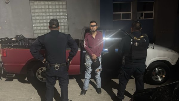 Recupera Policía Municipal vehículo con reporte de robo y detiene a presunto responsable en la Zona Centro