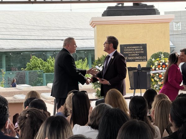 Reconoce Gobierno Municipal trayectoria del Dr. Pedro Covarrubias Pizarro en ceremonia “Maestro Ilustre”