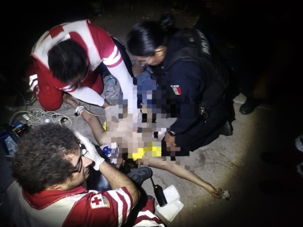 Policías municipales logran salvar la vida de una mujer tras intento de suicidio en la colonia Los Pinos