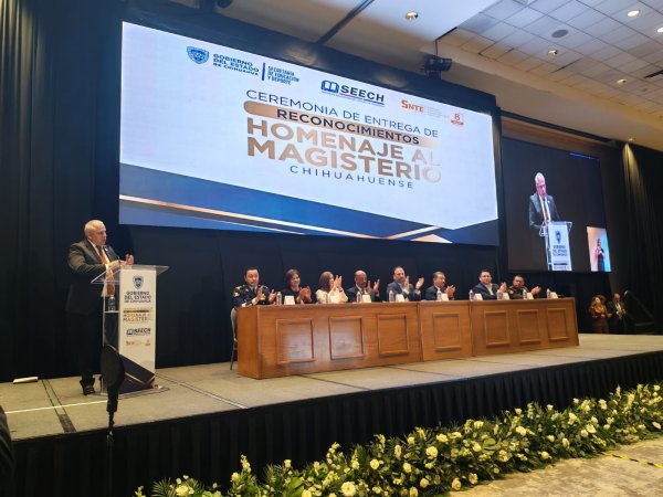 Reconocen a maestros de la Sección 8 del SNTE por décadas de servicio