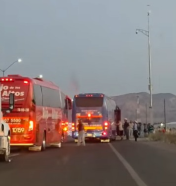 Continúa bloqueada carretera Parral-Chihuahua para impedir acarreo a marcha de Morena; SICT informó apertura en red carretera estatal