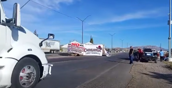 Agricultores mantienen bloqueo en Lázaro Cárdenas; reportan largas filas y desvío de autobuses
