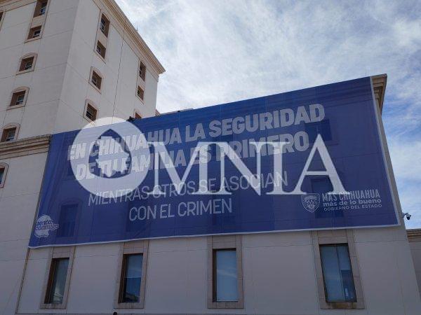 Colocan mensaje de apoyo a la gobernadora en edificio de Hacienda previo a marcha de Morena