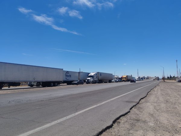 Reportan 18 camiones de acarreados previo a marcha de Morena