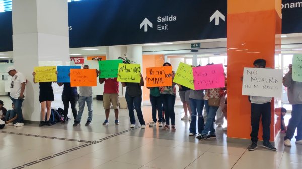 Se manifiestan ciudadanos contra Morena en el aeropuerto de Chihuahua previo a marcha
