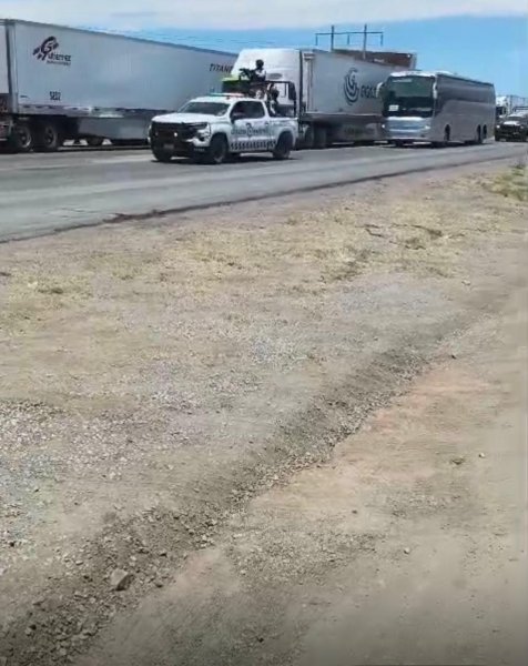 Captan a elementos de la Guardia Nacional resguardando autobuses rumbo a marcha de Morena
