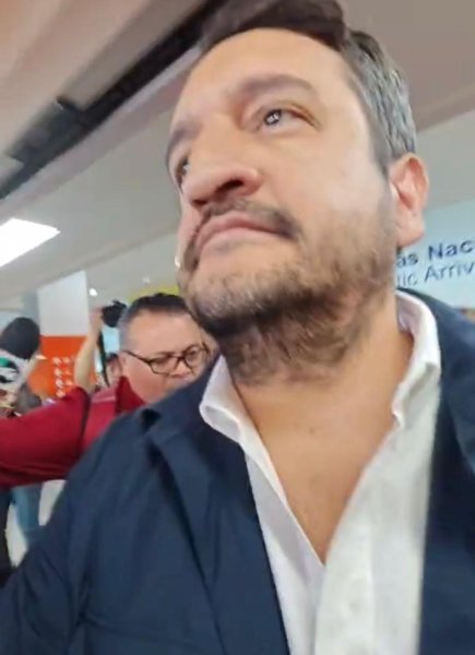 Arriba hijo de López Obrador a Chihuahua y guarda silencio sobre marcha de Morena