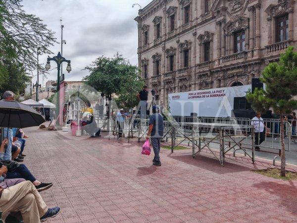 Instalan templete frente a Palacio de Gobierno previo a marcha de Morena