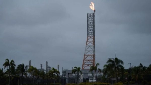 Refinería en Dos Bocas opera con normalidad tras flamazo: Pemex