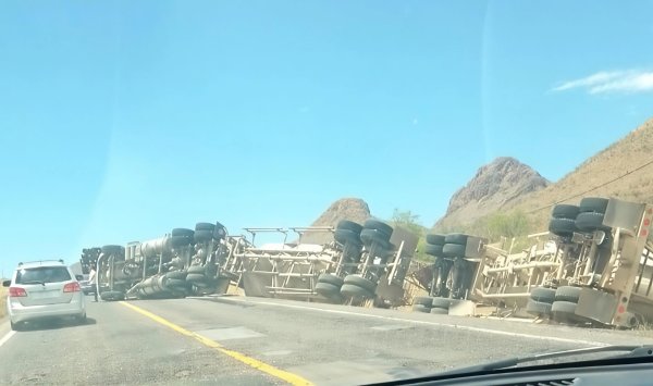 Vuelca tráiler en la corta a Parral; obstruye parcialmente la carretera