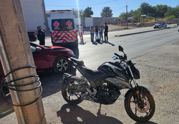 Motociclista resulta lesionado tras choque contra pickup en la Heroico Colegio Militar