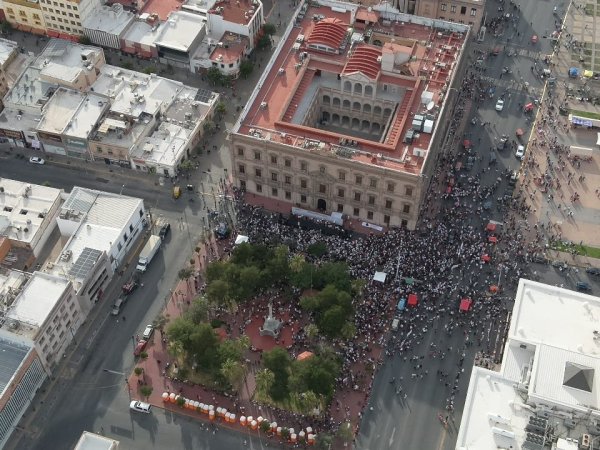 Afirma Santiago De la Peña que asistentes a marcha de Morena fueron llevados con promesas de pago y alimentos