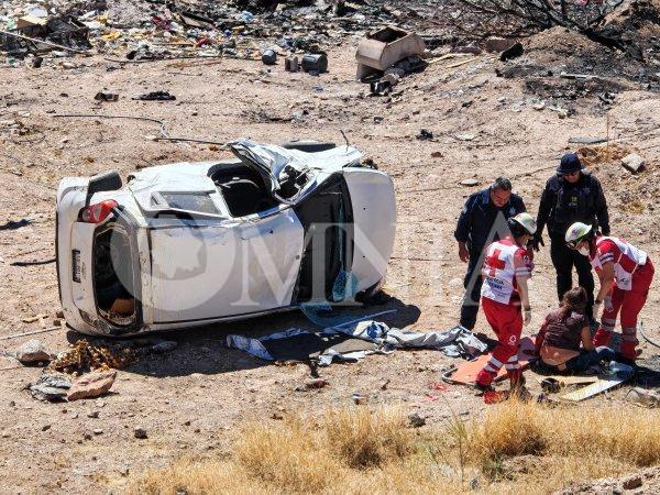 Mujer pierde el control del vehículo y cae a barranco en carretera a Aldama