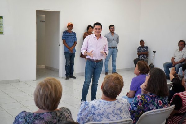 Dialoga Rafa Loera con vecinos del Centro Comunitario Los Pinos