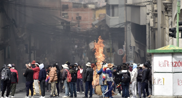 Policía de Bolivia choca con manifestantes que exigen la renuncia del presidente Paz