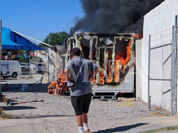 Voraz incendio en lote de autos consume casa rodante utilizada como oficina