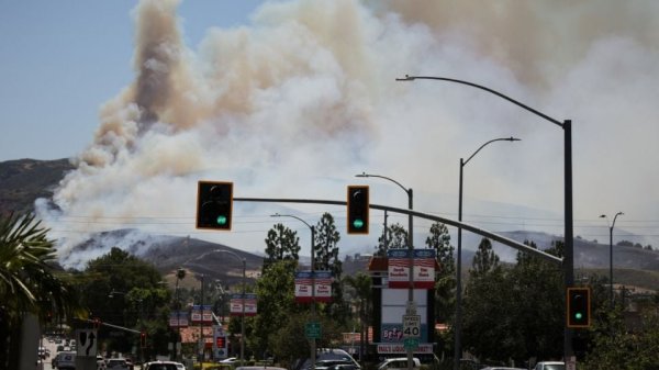 Más de 20 mil personas bajo orden de evacuación por incendio al sur de California; prevén fuertes vientos