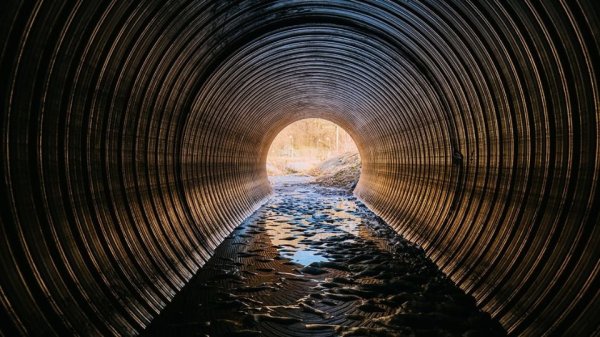 Detienen a 19 mexicanos que intentaban cruzar a EU a través de un túnel de drenaje; hay tres menores