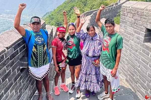Rarámuris y Mixtecas brillan en el Maratón de la Gran Muralla China