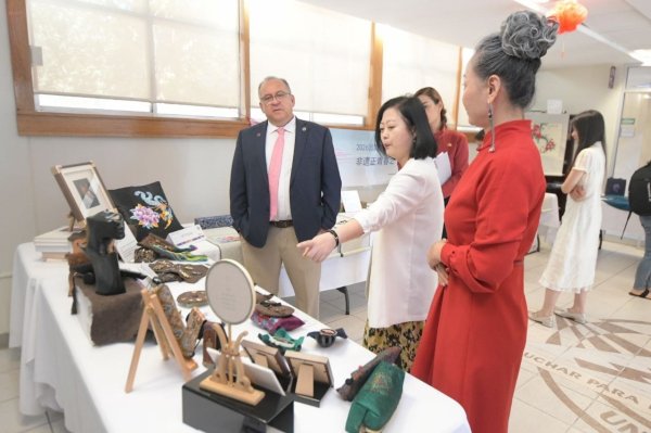 Recibe UACH exposición itinerante de bordado chino 