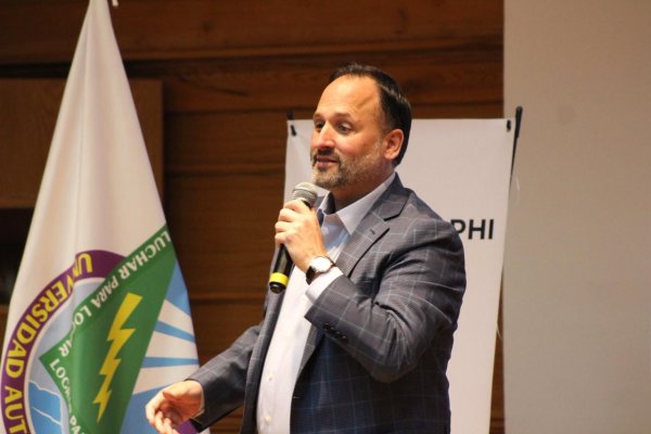 Santiago De la Peña llama a jóvenes de Derecho de la UACH a liderar con propósito y vocación de servicio