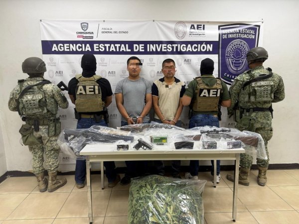Durante cateo, detienen a dos hombres en posesión de armas de fuego, cartuchos y mariguana