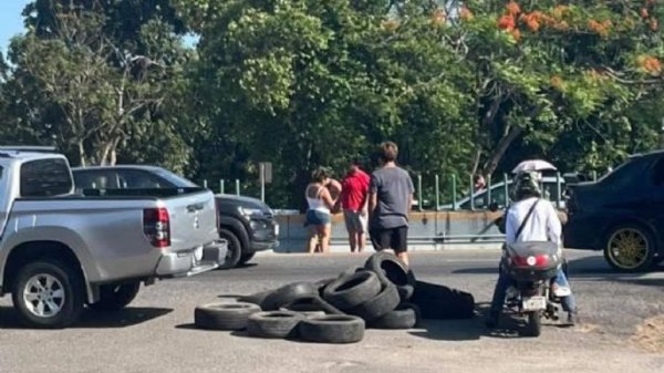 Bloqueos por falta de luz y agua colapsan vialidades en Tabasco