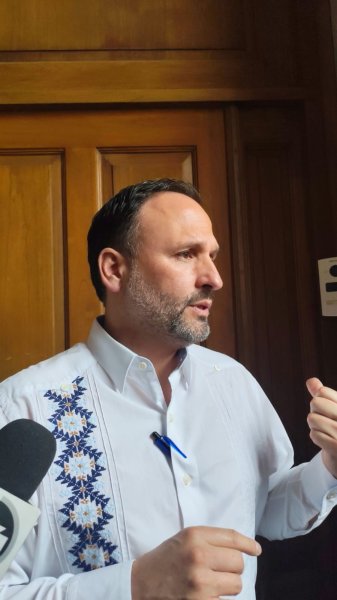 Santiago De la Peña pide a Cuauhtémoc Estrada enfocarse en legislar tras críticas por renta de camiones