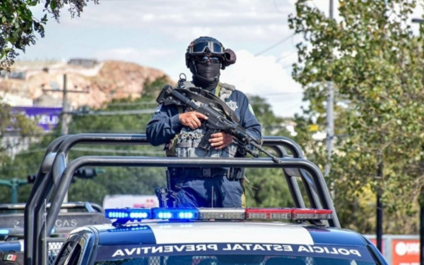 Enfrentamiento entre policías y civiles armados deja dos muertos; bloquean carreteras