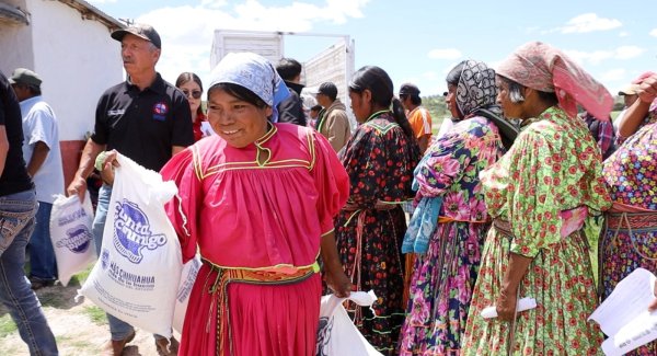 Entrega SPyCI apoyos de alimentos de alto valor nutricional a habitantes de Carichí