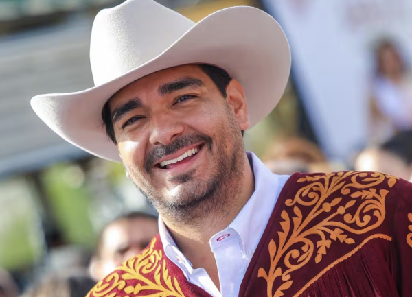 Alcalde de Reynosa desata polémica por cantar ‘narcocorridos’ en festejo del Día del Maestro