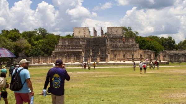 Turistas confrontan a dos personas que escalaron la pirámide de Kukulkán en Chichén Itzá