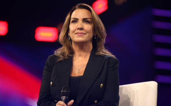 Sara Carter no viene a México por motivos de agenda, dice Sheinbaum