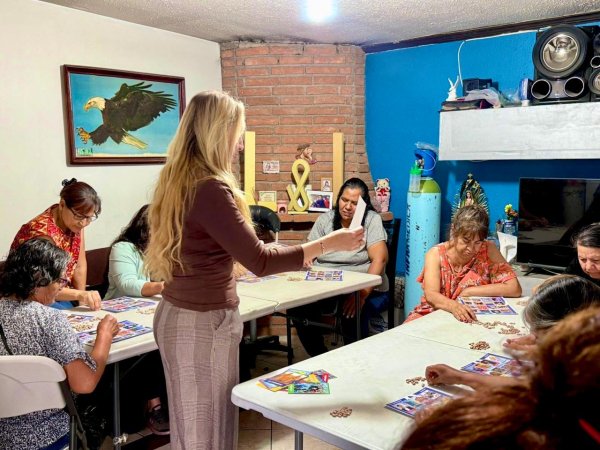 Aborda Carla Rivas soluciones a vecinos de  Villas del Sur